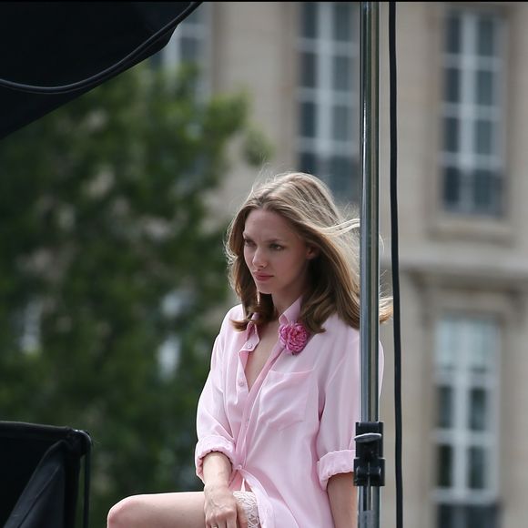 Amanda Seyfried lors d'un shooting photo sur un pont à Paris le 22 juin 2016