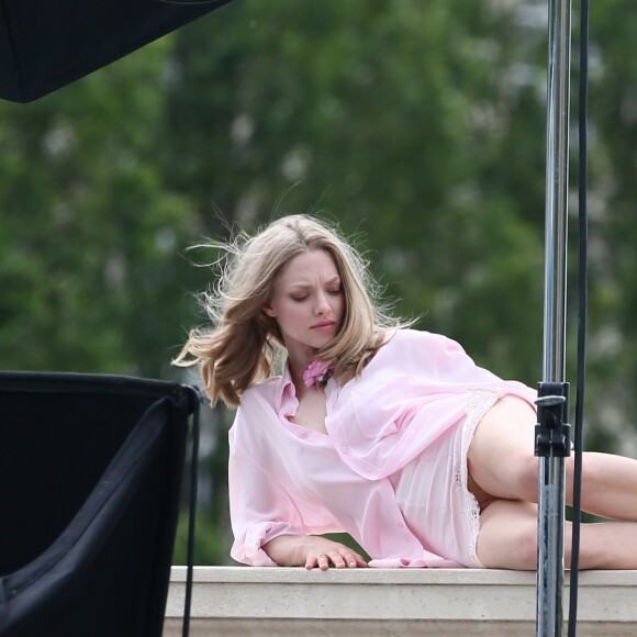 Amanda Seyfried lors d'un shooting photo sur un pont à Paris le 22 juin 2016