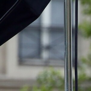 Amanda Seyfried lors d'un shooting photo sur un pont à Paris le 22 juin 2016