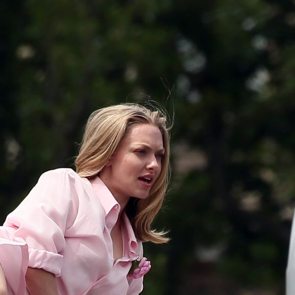 Amanda Seyfried lors d'un shooting photo sur un pont à Paris le 22 juin 2016