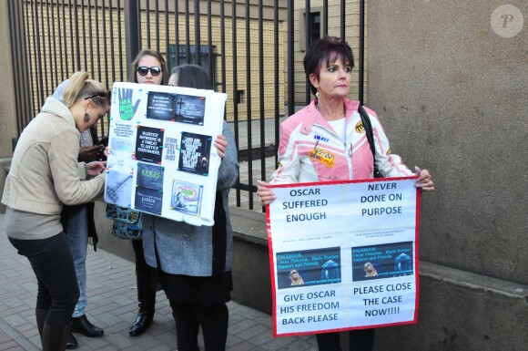 Une femme soutient Oscar Pistorius au tribunal de Pretoria, le 6 juillet 2016