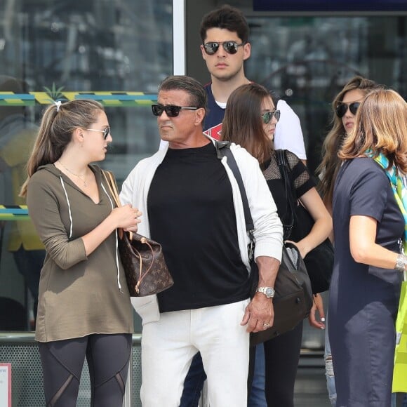 Sylvester Stallone et sa femme Jennifer Flavin arrivent à l'aéroport de Nice avec leurs filles Sophia Rose, Sistine Rose et Scarlet Rose le 5 juillet 2016.