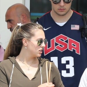 Sylvester Stallone et sa femme Jennifer Flavin arrivent à l'aéroport de Nice avec leurs filles, le 5 juillet 2016.