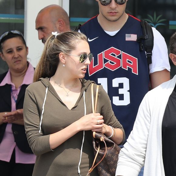 Sylvester Stallone et sa femme Jennifer Flavin arrivent à l'aéroport de Nice avec leurs filles, le 5 juillet 2016.
