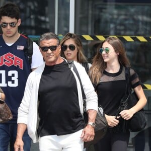 Sylvester Stallone et sa femme Jennifer Flavin arrivent à l'aéroport de Nice avec leurs filles Sophia Rose, Sistine Rose et Scarlet Rose le 5 juillet 2016.