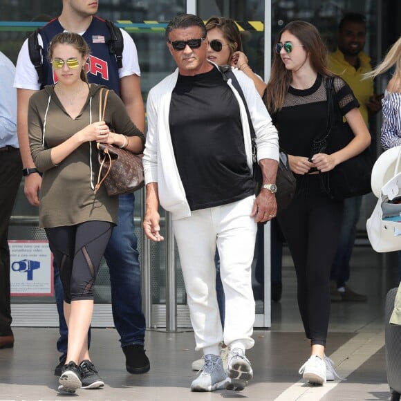 Sylvester Stallone et sa femme Jennifer Flavin arrivent à l'aéroport de Nice avec leurs filles Sophia Rose, Sistine Rose et Scarlet Rose le 5 juillet 2016.