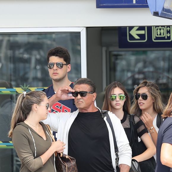 Sylvester Stallone et sa femme Jennifer Flavin arrivent à l'aéroport de Nice avec leurs filles Sophia Rose, Sistine Rose et Scarlet Rose le 5 juillet 2016.