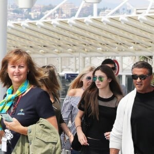 Sylvester Stallone et sa femme Jennifer Flavin arrivent à l'aéroport de Nice avec leurs filles Sophia Rose, Sistine Rose et Scarlet Rose le 5 juillet 2016.