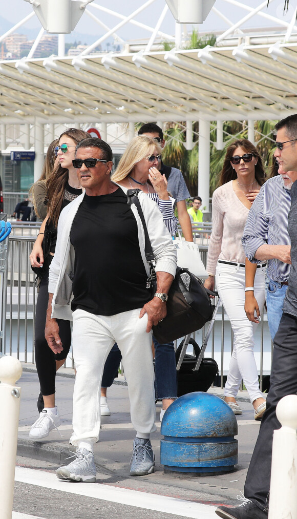 Sylvester Stallone et Jennifer Flavin arrivent à l'aéroport de Nice avec leurs filles Sophia, Sistine et Scarlet, le 5 juillet 2016.