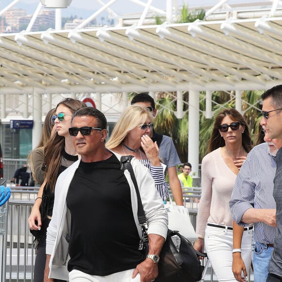 Sylvester Stallone et Jennifer Flavin arrivent à l'aéroport de Nice avec leurs filles Sophia, Sistine et Scarlet, le 5 juillet 2016.