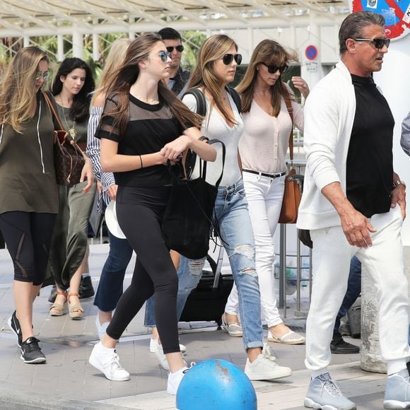 Sylvester Stallone et sa femme Jennifer Flavin arrivent à l'aéroport de Nice avec leurs filles Sophia Rose, Sistine Rose et Scarlet Rose le 5 juillet 2016.