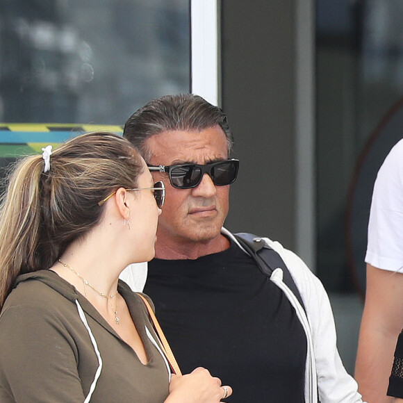 Sylvester Stallone et sa femme Jennifer Flavin arrivent à l'aéroport de Nice avec leurs filles Sophia Rose, Sistine Rose et Scarlet Rose le 5 juillet 2016.