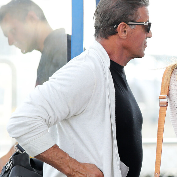 Sylvester Stallone et sa femme Jennifer Flavin arrivent à l'aéroport de Nice avec leurs filles Sophia Rose, Sistine Rose et Scarlet Rose le 5 juillet 2016.