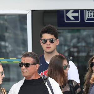 Sylvester Stallone et sa femme Jennifer Flavin arrivent à l'aéroport de Nice avec leurs filles Sophia Rose, Sistine Rose et Scarlet Rose le 5 juillet 2016.