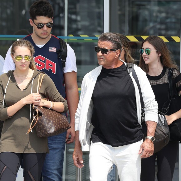 Sylvester Stallone et sa femme Jennifer Flavin arrivent à l'aéroport de Nice avec leurs filles Sophia Rose, Sistine Rose et Scarlet Rose le 5 juillet 2016.