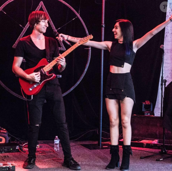 Christina Grimmie sur scène avec de son frère Marcus (dit Mark) à la guitare. La jeune chanteuse de 22 a été assassinée après un concert à Orlando, le 10 juin 2016.