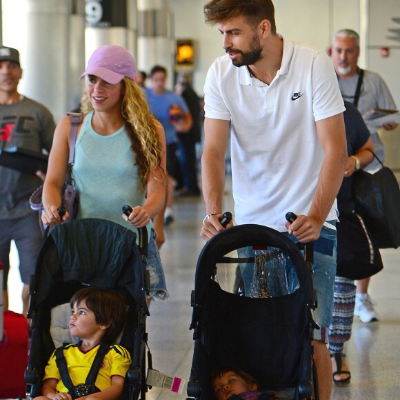 Shakira avec son mari Gerard Piqué et leurs enfants Milan et Sasha, arrivent à l'aéroport de Miami, le 6 juillet 2016.