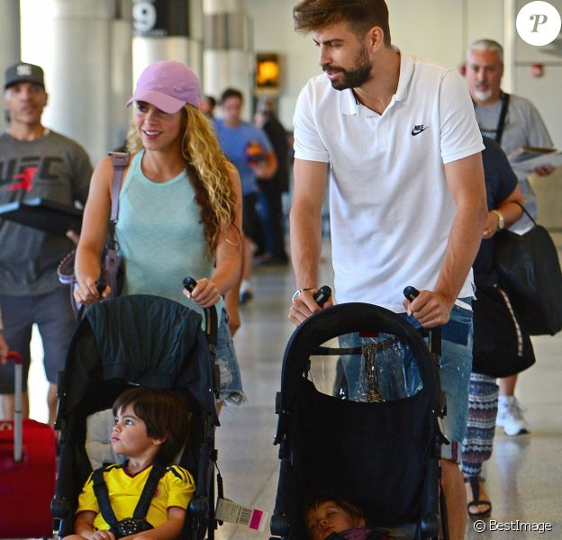 Shakira avec son mari Gerard Piqué et leurs enfants Milan et Sasha, arrivent à l'aéroport de Miami, le 6 juillet 2016.