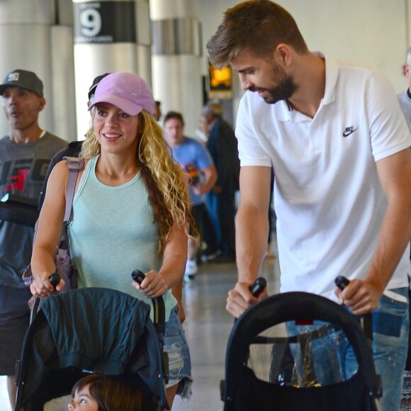 Shakira avec son mari Gerard Piqué et leurs enfants Milan et Sasha, arrivent à l'aéroport de Miami, le 6 juillet 2016.