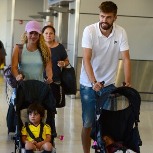 Shakira avec son mari Gerard Piqué et leurs enfants Milan et Sasha, arrivent à l'aéroport de Miami, le 6 juillet 2016.