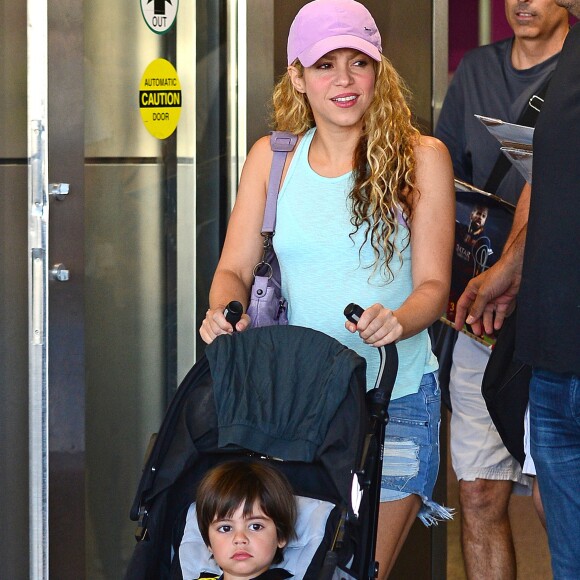 Shakira avec son mari Gerard Piqué et leurs enfants Milan et Sasha, arrivent à l'aéroport de Miami, le 6 juillet 2016.