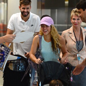 Shakira avec son mari Gerard Piqué et leurs enfants Milan et Sasha, arrivent à l'aéroport de Miami, le 6 juillet 2016.