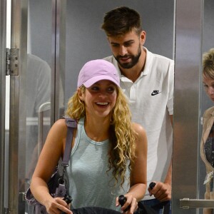 Shakira avec son mari Gerard Piqué et leurs enfants Milan et Sasha, arrivent à l'aéroport de Miami, le 6 juillet 2016.