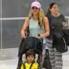 Shakira avec son mari Gerard Piqué et leurs enfants Milan et Sasha, arrivent à l'aéroport de Miami, le 6 juillet 2016.