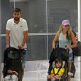 Shakira avec son mari Gerard Piqué et leurs enfants Milan et Sasha, arrivent à l'aéroport de Miami, le 6 juillet 2016.