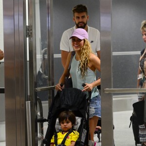 Shakira avec son mari Gerard Piqué et leurs enfants Milan et Sasha, arrivent à l'aéroport de Miami, le 6 juillet 2016.