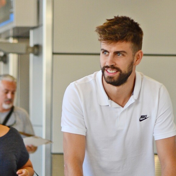 Shakira avec son mari Gerard Piqué et leurs enfants Milan et Sasha, arrivent à l'aéroport de Miami, le 6 juillet 2016.