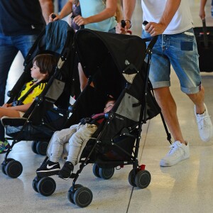 Shakira avec son mari Gerard Piqué et leurs enfants Milan et Sasha, arrivent à l'aéroport de Miami, le 6 juillet 2016.