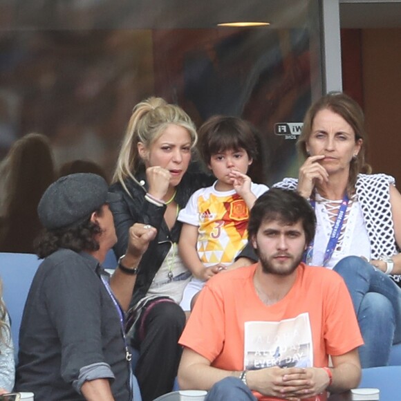 Shakira (compagne Gerard Piqué), son fils Milan et Montserrat Bernabeu (mère de Gerard Piqué) lors des 8ème de finale de l'UEFA Euro 2016 Italie-Espagne au Stade de France à Saint-Denis, France, le 27 juin 2016. © Cyril Moreau/Bestimage