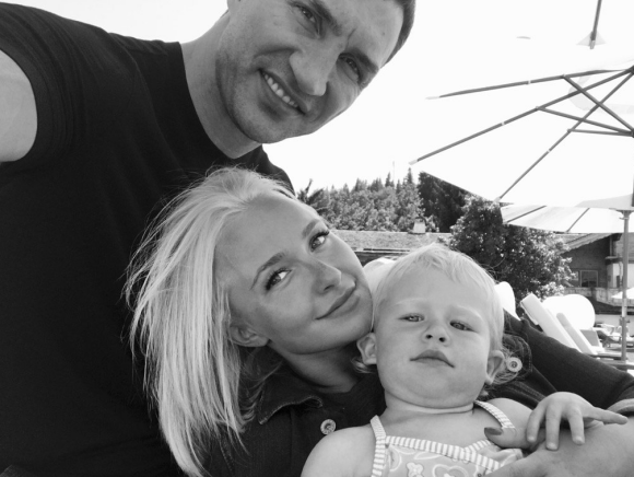 Hayden Panettiere répond en photo aux rumeurs de rupture avec son fiancé Wladimir Klitschko, sur Twitter le 8 juillet 2016