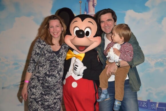 Sébastien Lemoine (du groupe Les Stentors) avec sa femme Olga (enceinte) et leur fils Valentin, au concert des 10 ans de l'association "Tout le monde contre le cancer" à Disneyland Paris. Marne-la-Vallée, le 12 juin 2016.