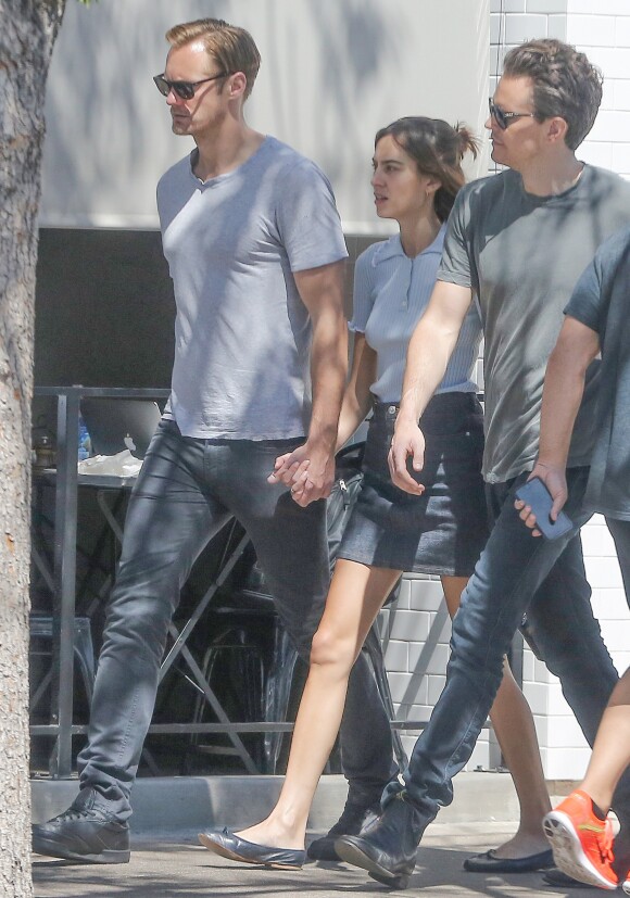 L'acteur Alexander Skarsgard se promène avec sa compagne Alexa Chung à Los Angeles le 22 Avril 2016.
