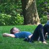 Alexander Skarsgard et Alexa Chung passent une journée romantique dans un jardin botanique à New York, le 30 mai 2015