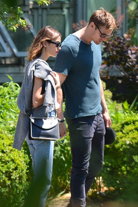 Alexander Skarsgard et Alexa Chung passent une journée romantique dans un jardin botanique à New York, le 30 mai 2015