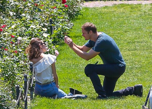 Alexander Skarsgard et Alexa Chung passent une journée romantique dans un jardin botanique à New York, le 30 mai 2015