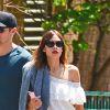 Alexander Skarsgard et Alexa Chung passent une journée romantique dans un jardin botanique à New York, le 30 mai 2015