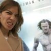 Alexa Chung se moquant de son compagnon, l'acteur Alexander Skarsgård, actuellement à l'affiche de "Tarzan", le 5 juillet 2016