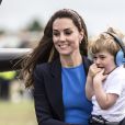 Kate Middleton, le prince William et leur fils le prince George assistent au Royal International Air Tattoo le 8 juillet 2016.