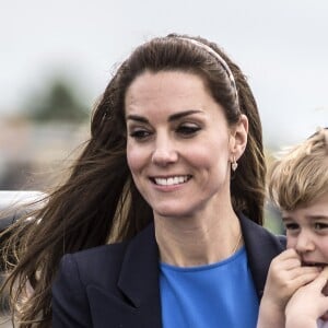 Kate Middleton, le prince William et leur fils le prince George assistent au Royal International Air Tattoo le 8 juillet 2016.