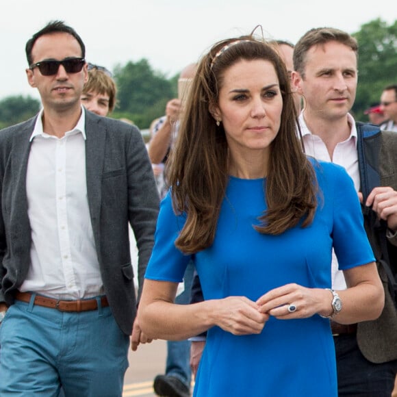 Kate Middleton, duchesse de Cambridge, le prince William, duc de Cambridge, et leur fils, le prince George, assistent au Royal International Air Tattoo à Gloucester le 8 juillet 2016.