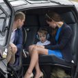 Kate Middleton, duchesse de Cambridge, le prince William, duc de Cambridge, et leur fils, le prince George, assistent au Royal International Air Tattoo à Gloucester le 8 juillet 2016.