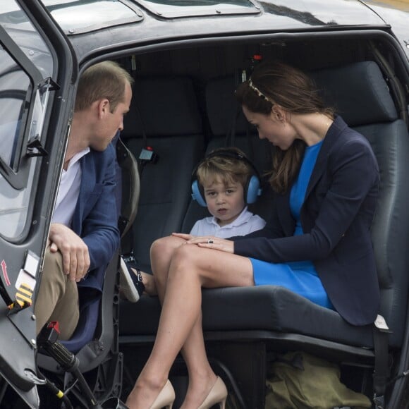 Kate Middleton, duchesse de Cambridge, le prince William, duc de Cambridge, et leur fils, le prince George, assistent au Royal International Air Tattoo à Gloucester le 8 juillet 2016.