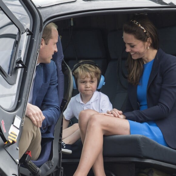 Kate Middleton, duchesse de Cambridge, le prince William, duc de Cambridge, et leur fils, le prince George, assistent au Royal International Air Tattoo à Gloucester le 8 juillet 2016.