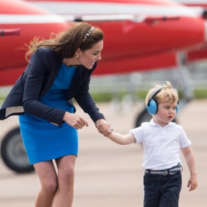 Kate Middleton, duchesse de Cambridge, le prince William, duc de Cambridge, et leur fils, le prince George, assistent au Royal International Air Tattoo à Gloucester le 8 juillet 2016.