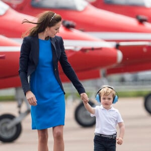 Kate Middleton, duchesse de Cambridge, le prince William, duc de Cambridge, et leur fils, le prince George, assistent au Royal International Air Tattoo à Gloucester le 8 juillet 2016.