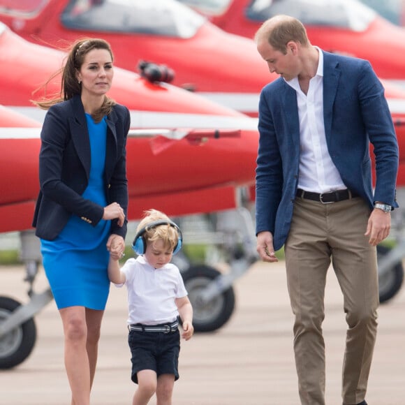 Kate Middleton, duchesse de Cambridge, le prince William, duc de Cambridge, et leur fils, le prince George, assistent au Royal International Air Tattoo à Gloucester le 8 juillet 2016.